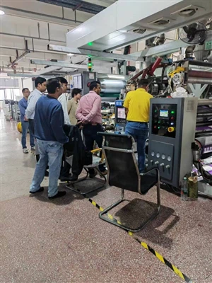 Indischer Kunde besucht Fabrik